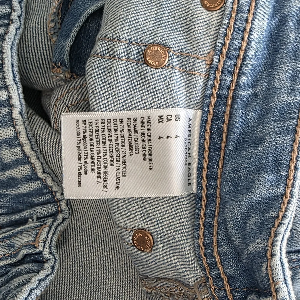 American Eagle Outfitters Light Wash Denim Easy Shortie Roll-Cuff Shorts - Picture 3 of 6